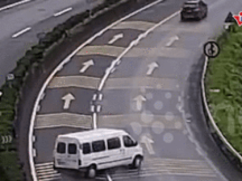 Ô tô trượt dài trên cao tốc, tài xế và hành khách văng ra khỏi xe