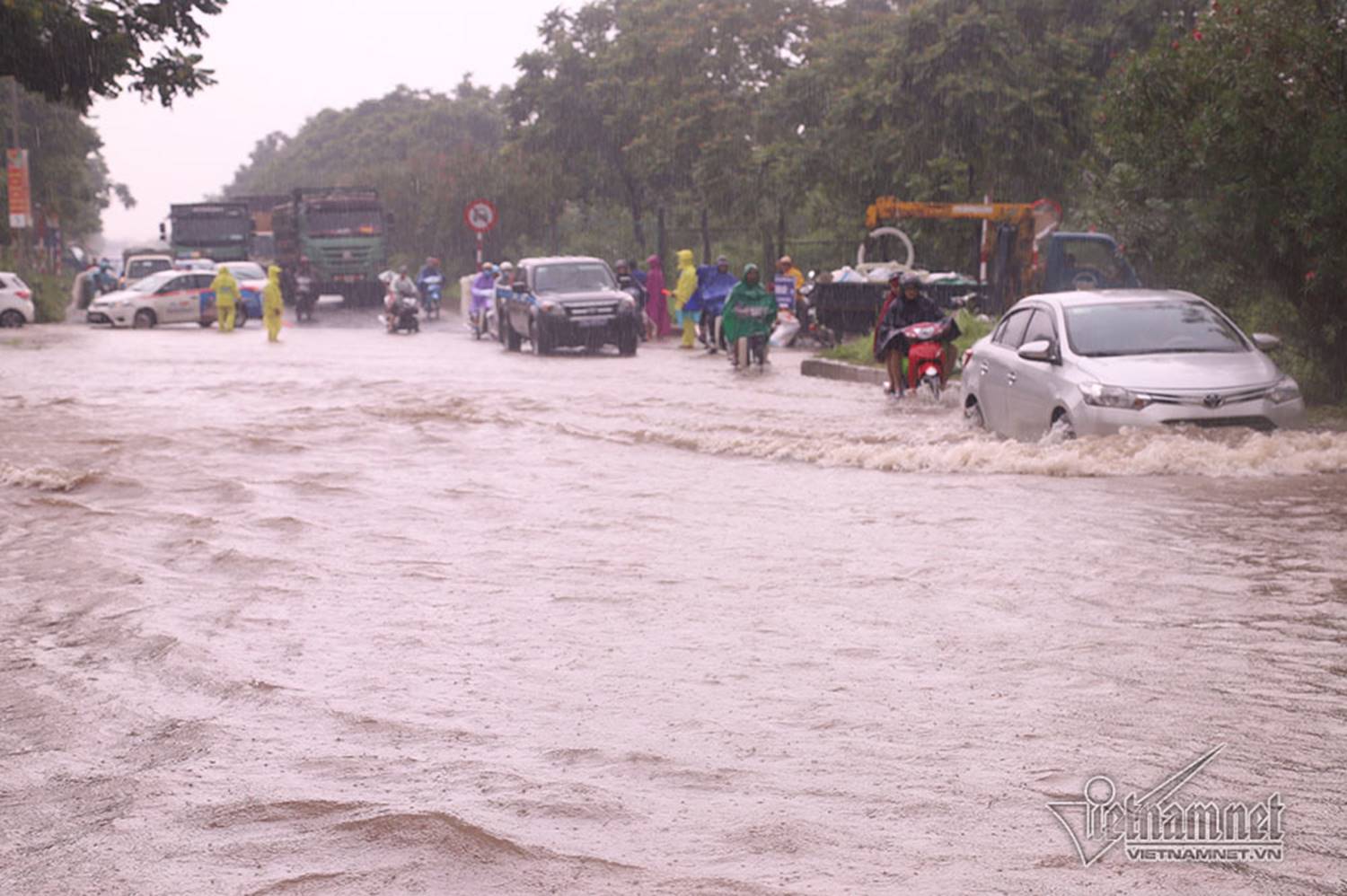 Xế hộp vượt lũ, người người đắp đê trên đại lộ hiện đại nhất Việt Nam-1