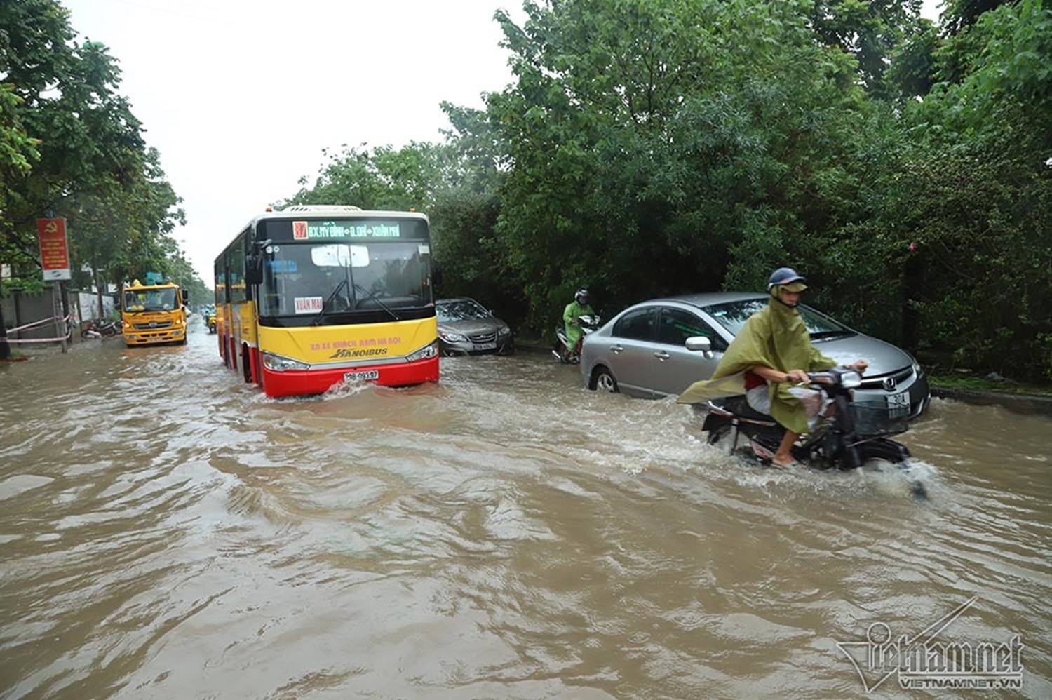 Xế hộp vượt lũ, người người đắp đê trên đại lộ hiện đại nhất Việt Nam-2