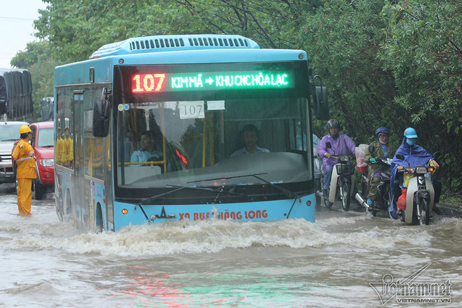 Xế hộp vượt lũ, người người đắp đê trên đại lộ hiện đại nhất Việt Nam-5