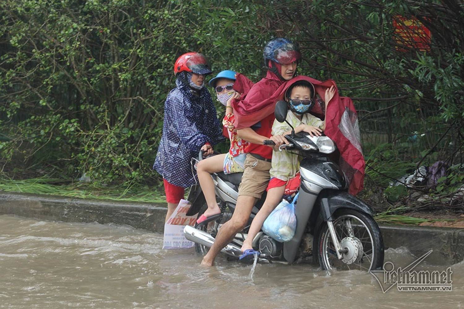 Xế hộp vượt lũ, người người đắp đê trên đại lộ hiện đại nhất Việt Nam-6