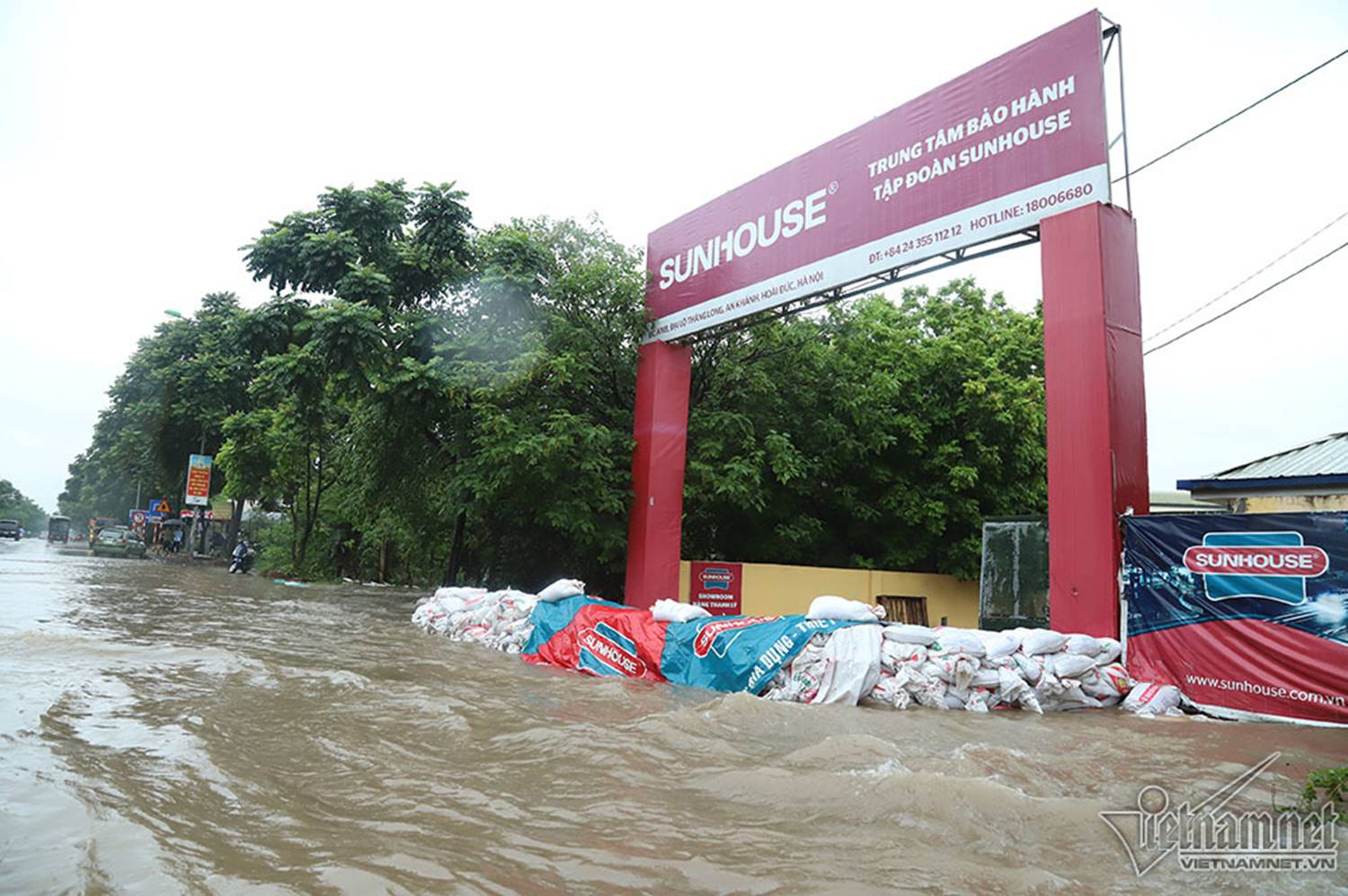 Xế hộp vượt lũ, người người đắp đê trên đại lộ hiện đại nhất Việt Nam-7
