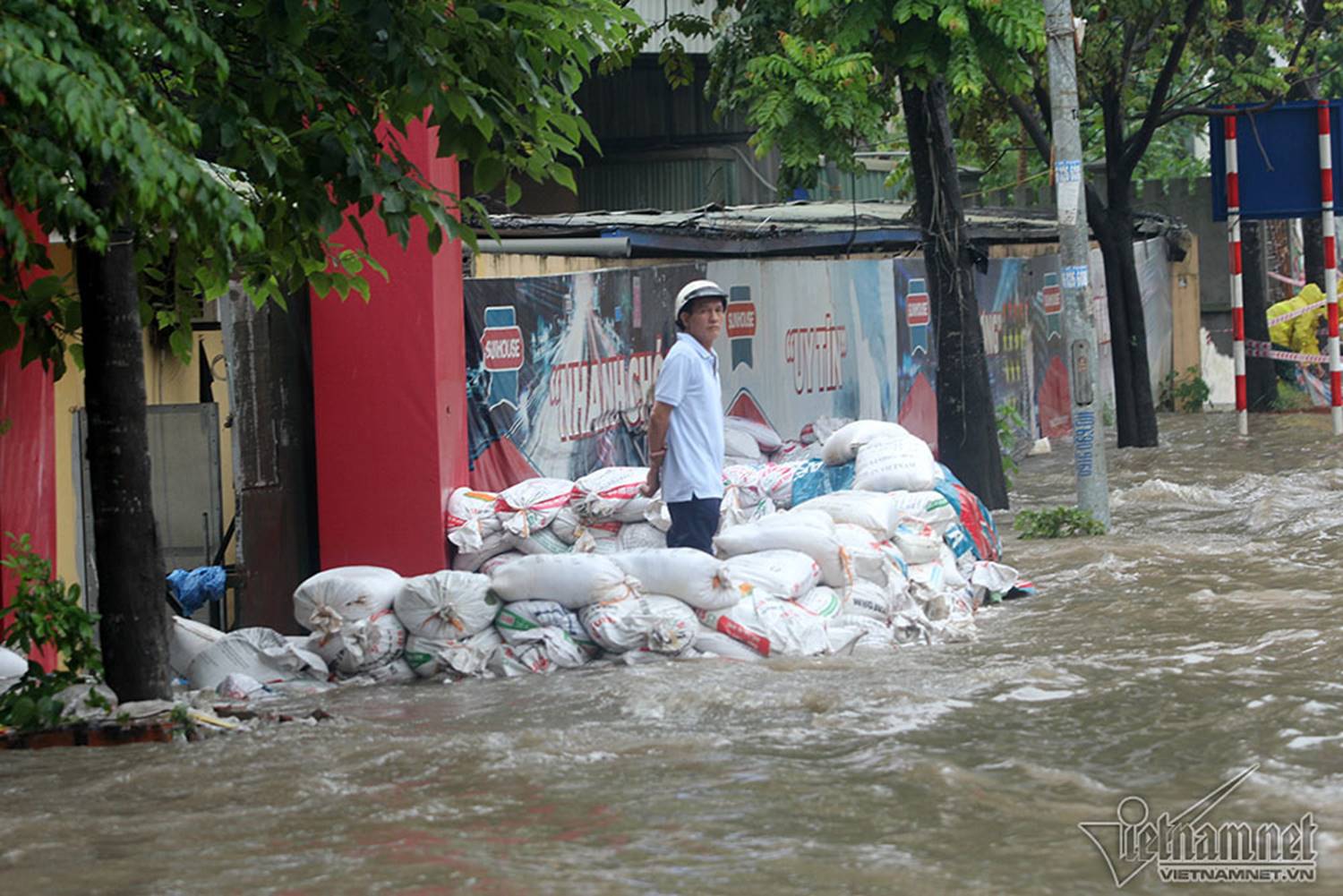 Xế hộp vượt lũ, người người đắp đê trên đại lộ hiện đại nhất Việt Nam-8