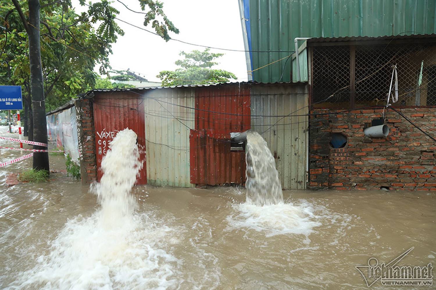 Xế hộp vượt lũ, người người đắp đê trên đại lộ hiện đại nhất Việt Nam-9