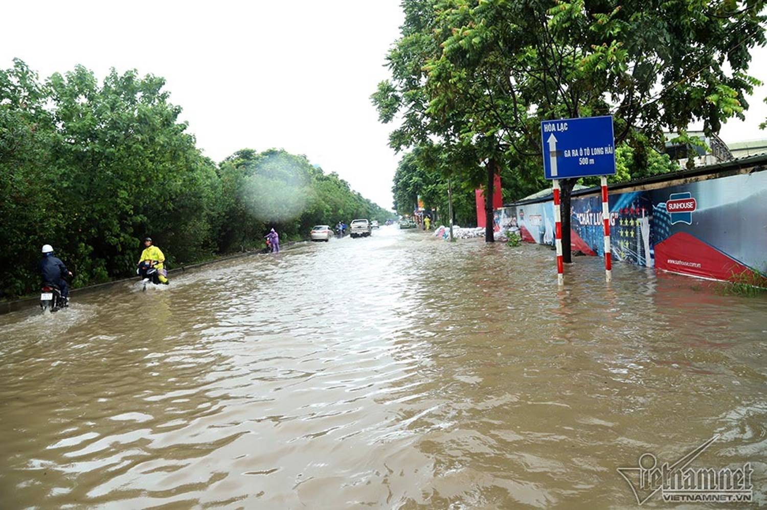 Xế hộp vượt lũ, người người đắp đê trên đại lộ hiện đại nhất Việt Nam-11