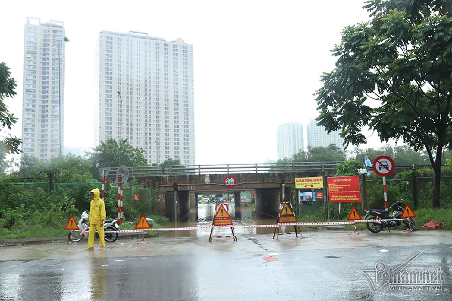 Xế hộp vượt lũ, người người đắp đê trên đại lộ hiện đại nhất Việt Nam-20