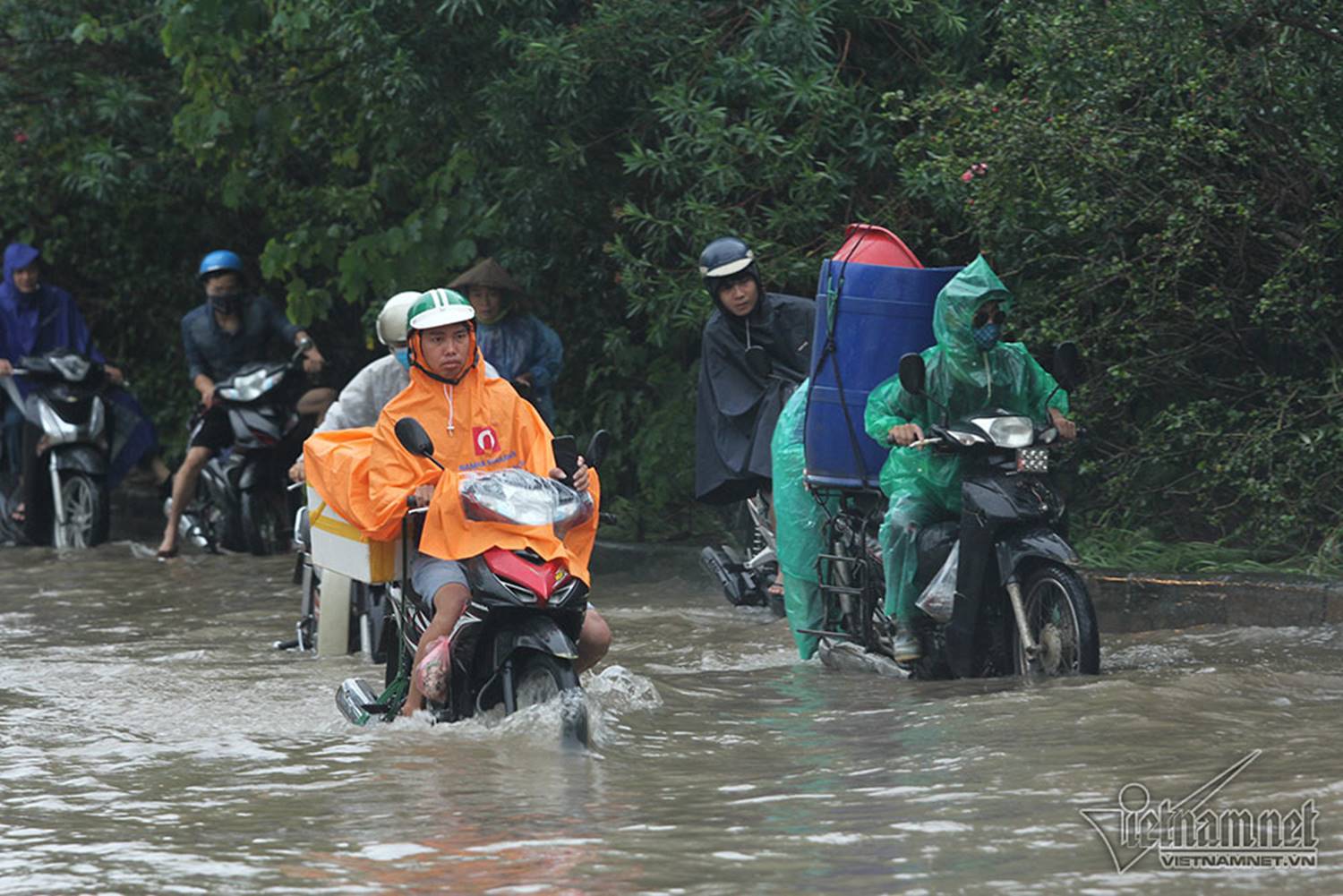 Xế hộp vượt lũ, người người đắp đê trên đại lộ hiện đại nhất Việt Nam-12