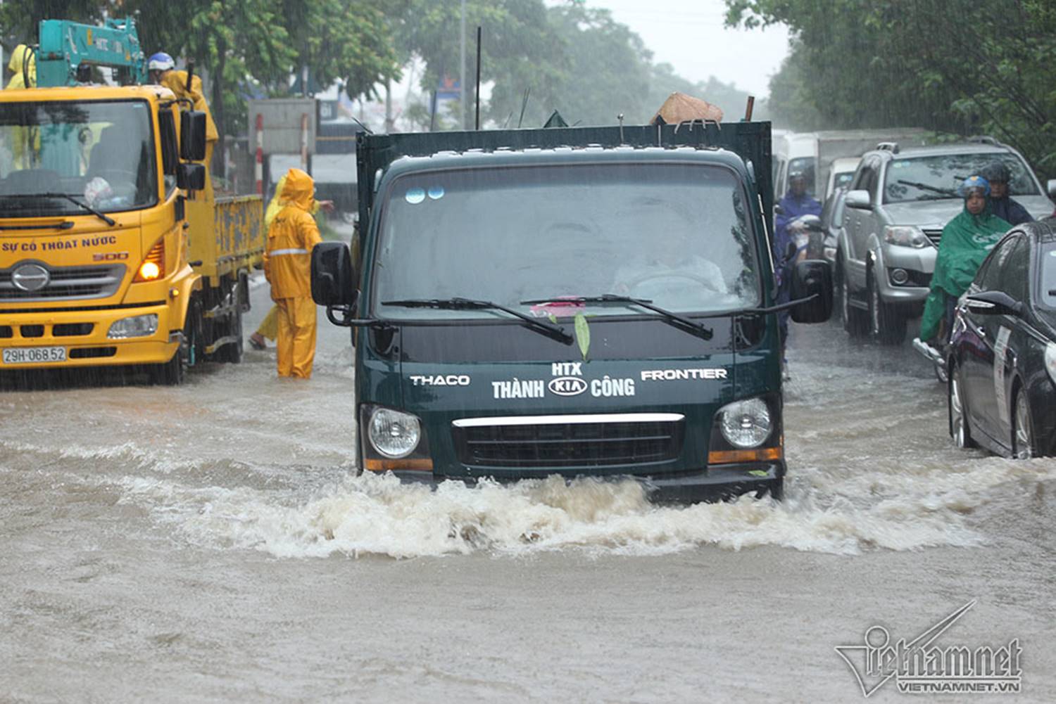 Xế hộp vượt lũ, người người đắp đê trên đại lộ hiện đại nhất Việt Nam-16
