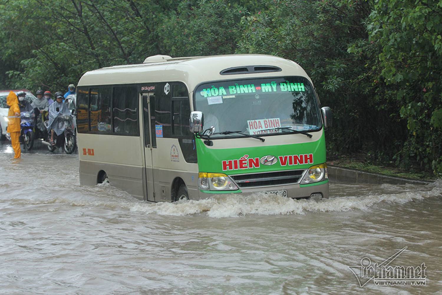 Xế hộp vượt lũ, người người đắp đê trên đại lộ hiện đại nhất Việt Nam-17