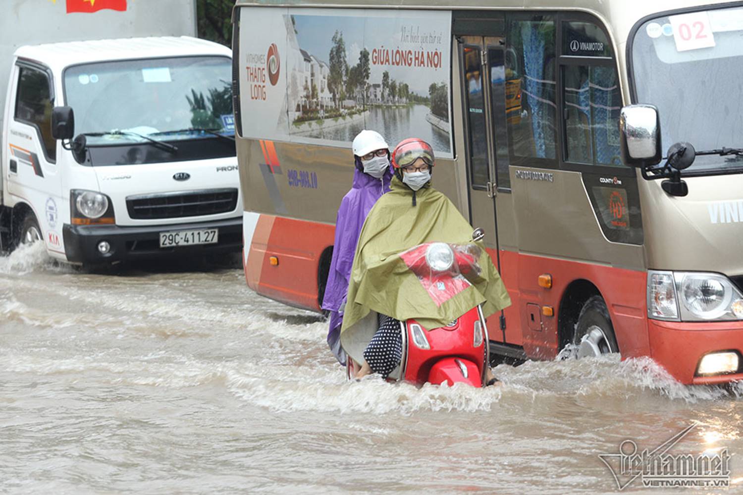 Xế hộp vượt lũ, người người đắp đê trên đại lộ hiện đại nhất Việt Nam-18