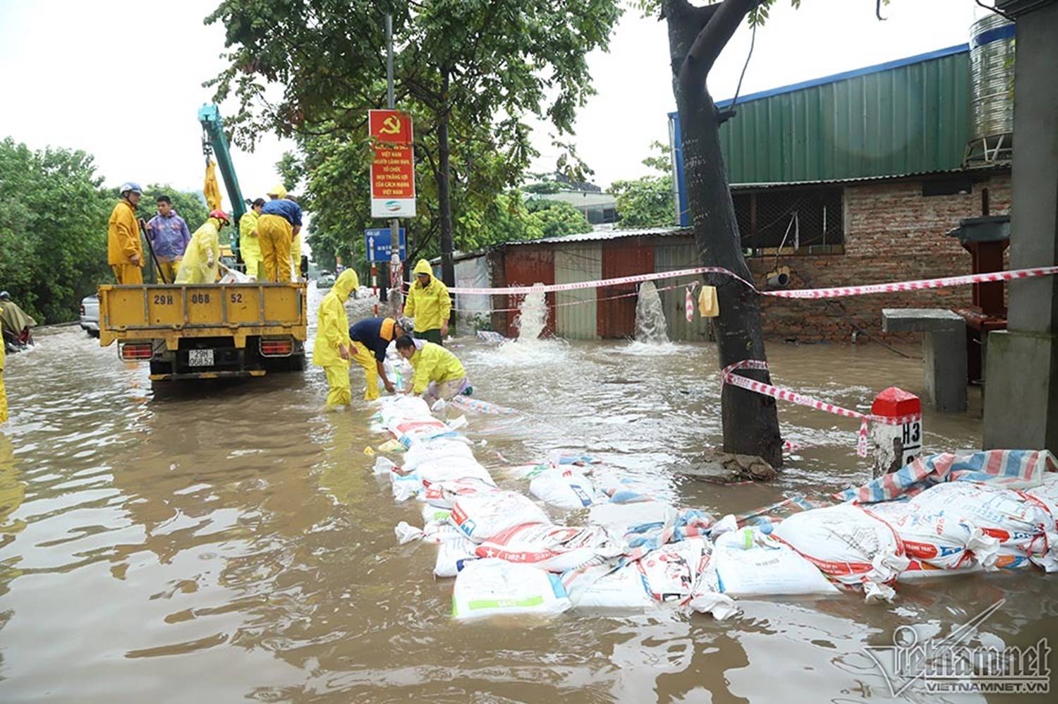 Xế hộp vượt lũ, người người đắp đê trên đại lộ hiện đại nhất Việt Nam-14