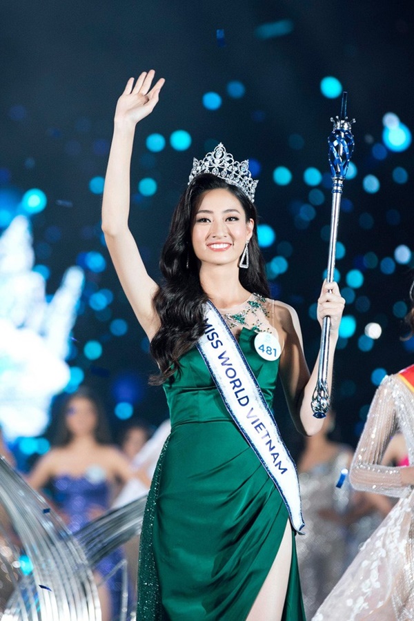 Bất ngờ với chức vụ khủng và dung mạo đời thường phúc hậu, quý phái của mẹ tân Hoa hậu thế giới Việt Nam - Lương Thùy Linh-1