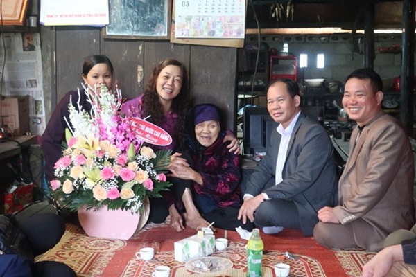 Bất ngờ với chức vụ khủng và dung mạo đời thường phúc hậu, quý phái của mẹ tân Hoa hậu thế giới Việt Nam - Lương Thùy Linh-4