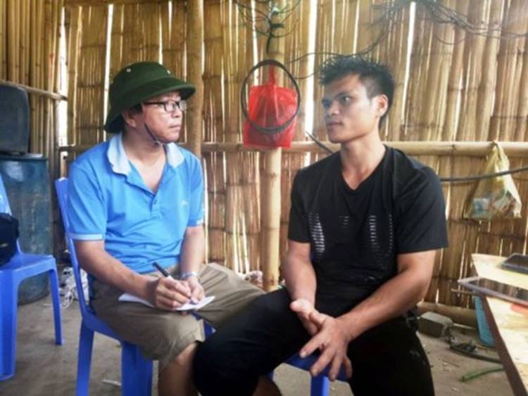 Giây phút sinh tử của chàng trai vì cứu người mắc kẹt trên ngọn cây giữa dòng lũ-1