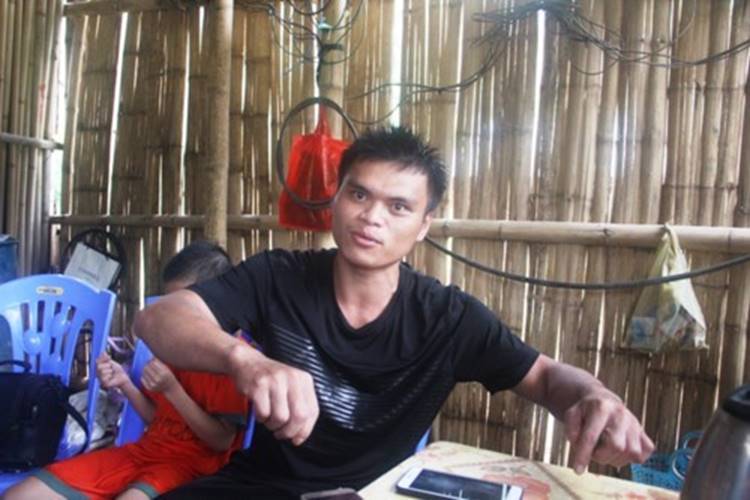 Giây phút sinh tử của chàng trai vì cứu người mắc kẹt trên ngọn cây giữa dòng lũ-2