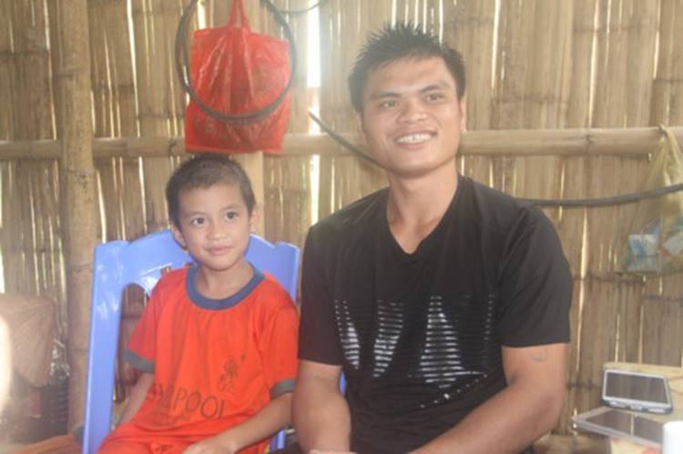 Giây phút sinh tử của chàng trai vì cứu người mắc kẹt trên ngọn cây giữa dòng lũ-3