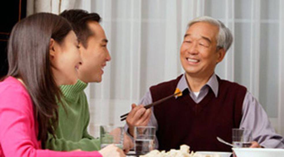 Sau đám tang bố chồng, tôi thu dọn đồ đạc thì cứng đơ người khi phát hiện bên dưới gối của ông có một tờ giấy siêu âm thai 3 tháng-1