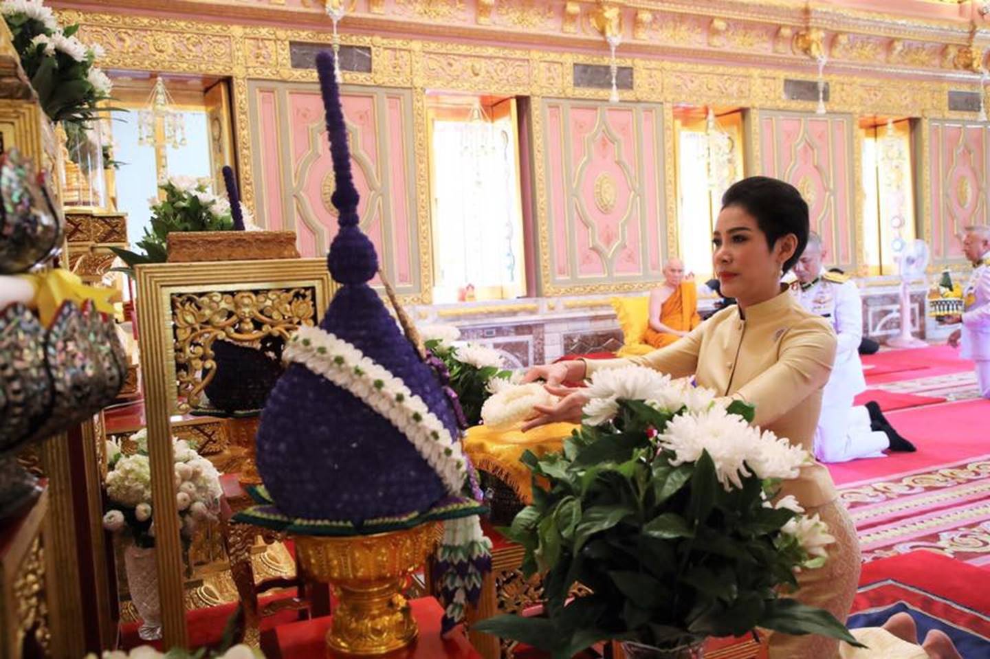 Hoàng quý phi Thái Lan thực hiện nhiệm vụ hoàng gia đầu tiên trên cương vị mới với phong thái gây ngỡ ngàng-1