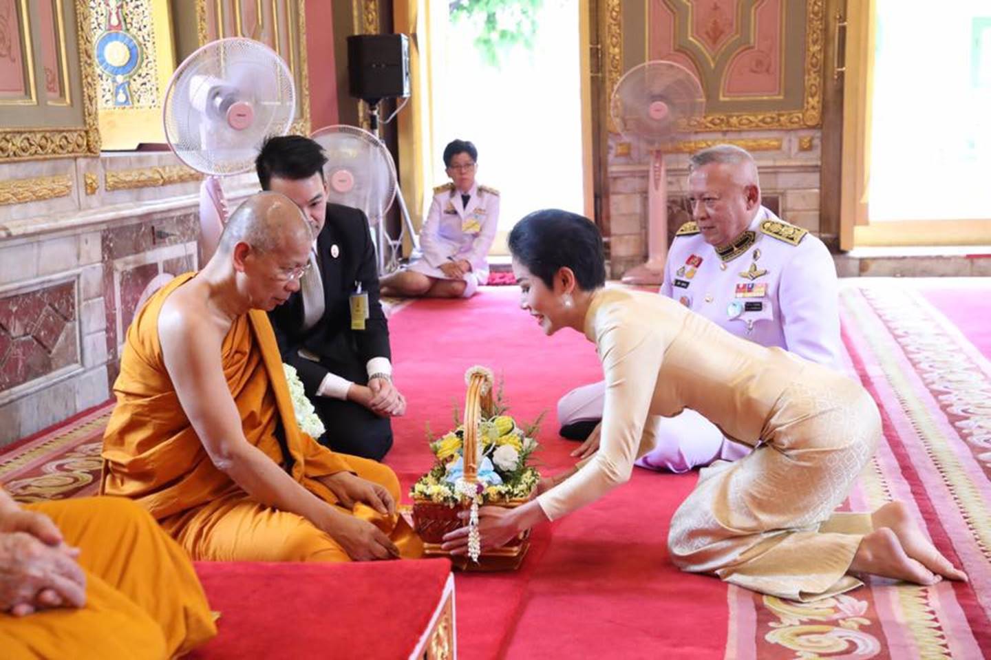 Hoàng quý phi Thái Lan thực hiện nhiệm vụ hoàng gia đầu tiên trên cương vị mới với phong thái gây ngỡ ngàng-4