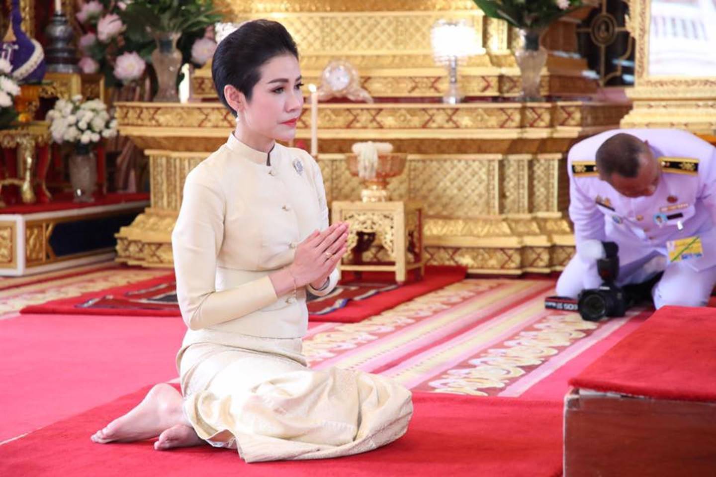 Hoàng quý phi Thái Lan thực hiện nhiệm vụ hoàng gia đầu tiên trên cương vị mới với phong thái gây ngỡ ngàng-5