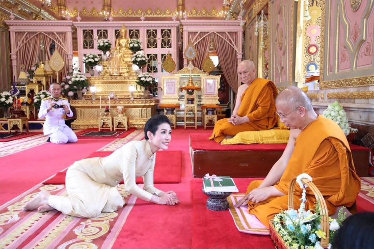 Hoàng quý phi Thái Lan thực hiện nhiệm vụ hoàng gia đầu tiên trên cương vị mới với phong thái gây ngỡ ngàng-6