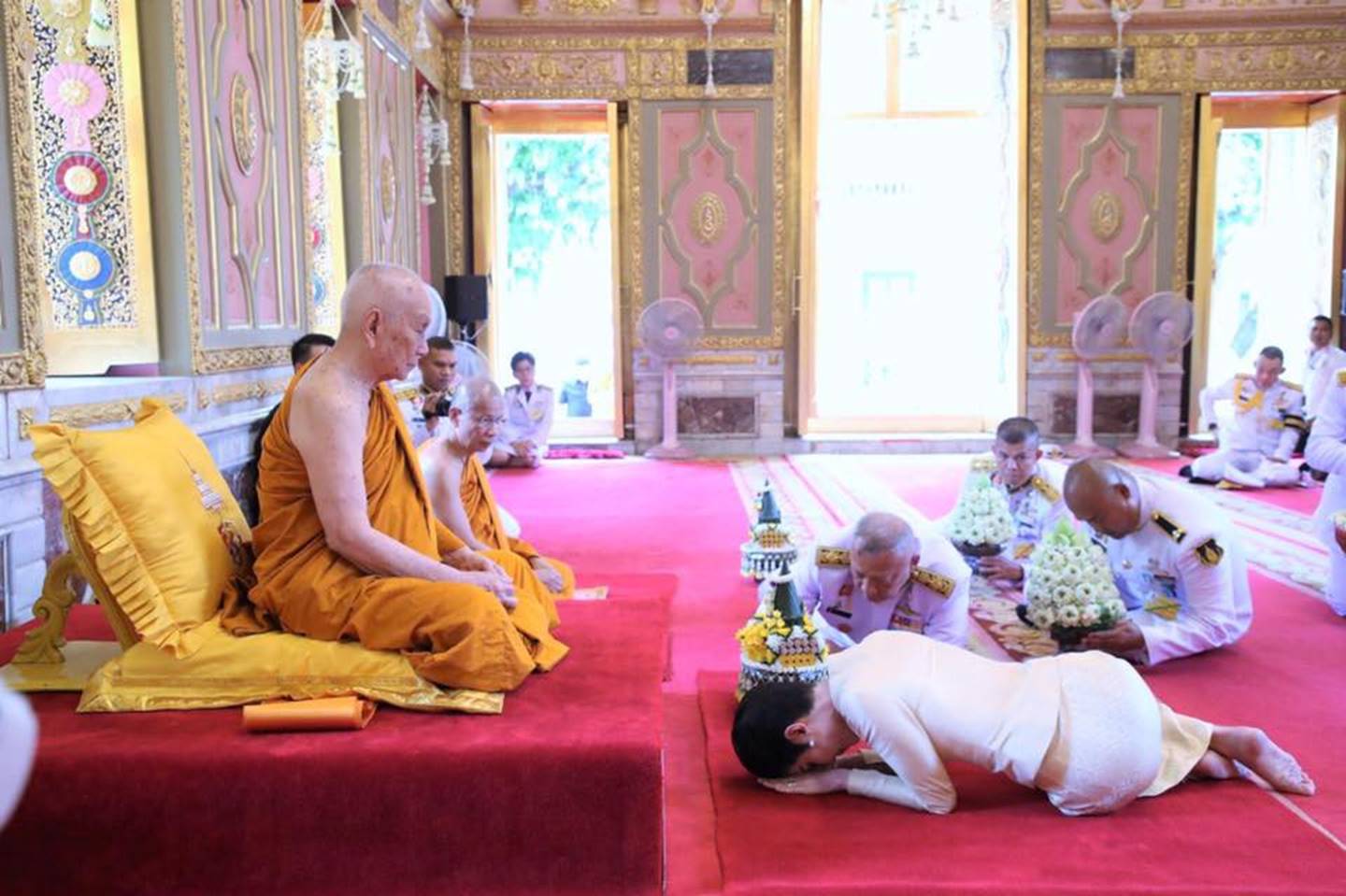 Hoàng quý phi Thái Lan thực hiện nhiệm vụ hoàng gia đầu tiên trên cương vị mới với phong thái gây ngỡ ngàng-8