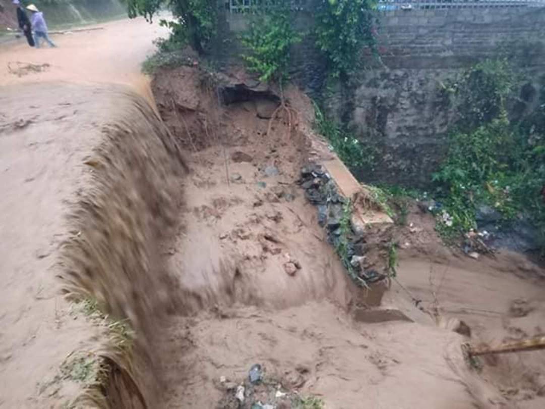 Tìm thấy thi thể bé trai hơn 1 tuổi, nghi bị lũ cuốn ở Thanh Hóa trôi dạt vào bờ biển-2