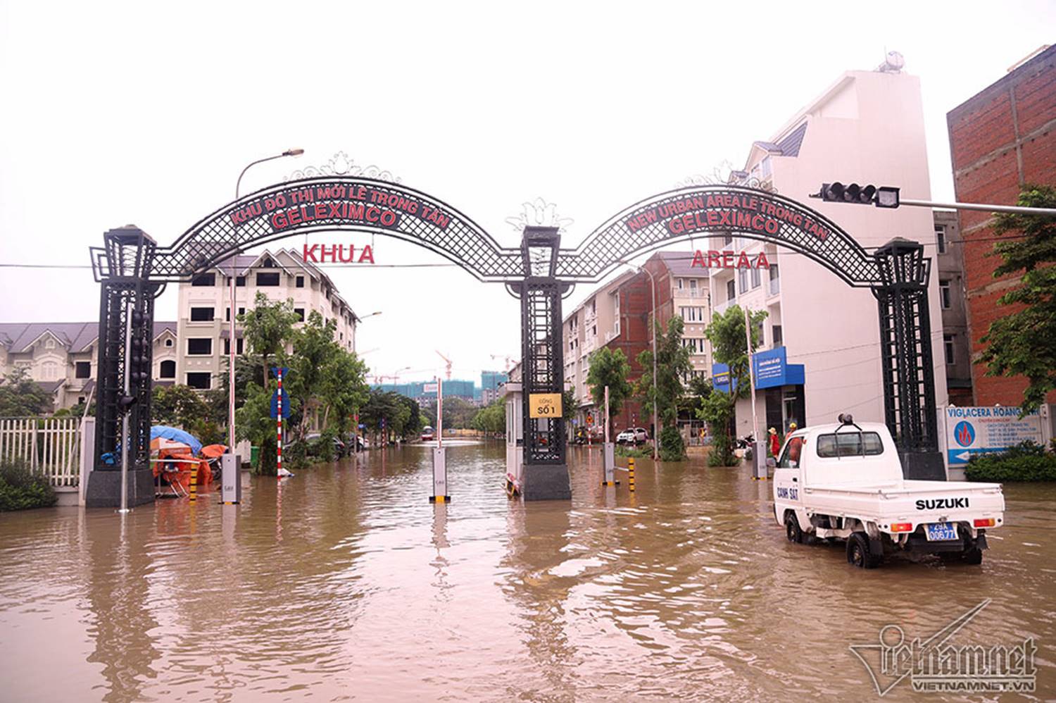 Biển nước bao vây khu biệt thự triệu đô ở Hà Nội-2