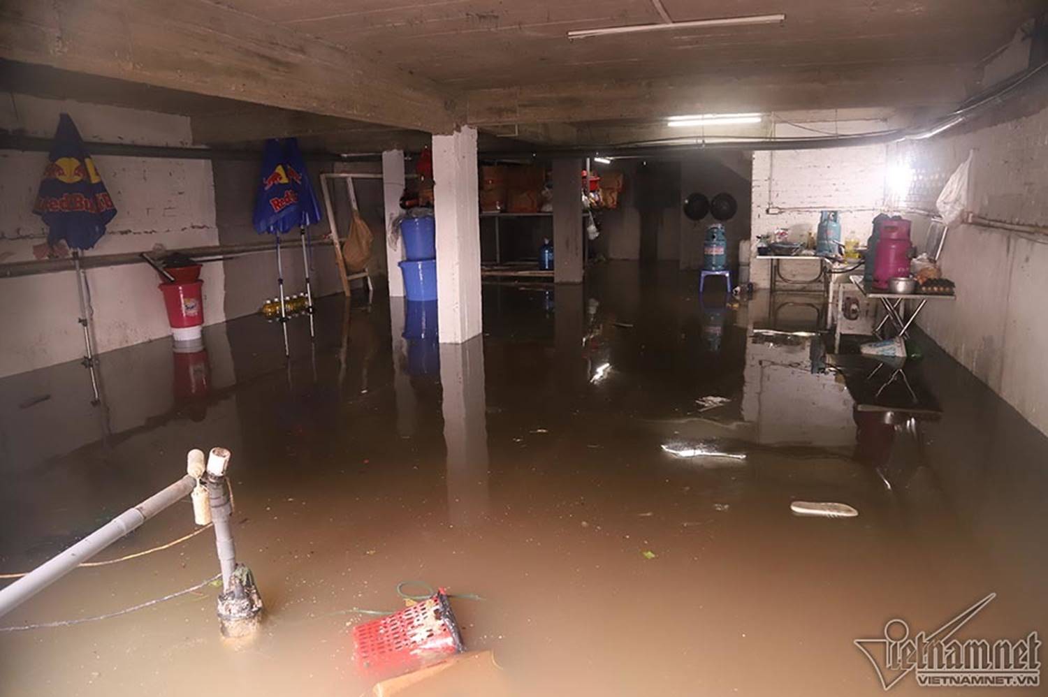 Biển nước bao vây khu biệt thự triệu đô ở Hà Nội-12