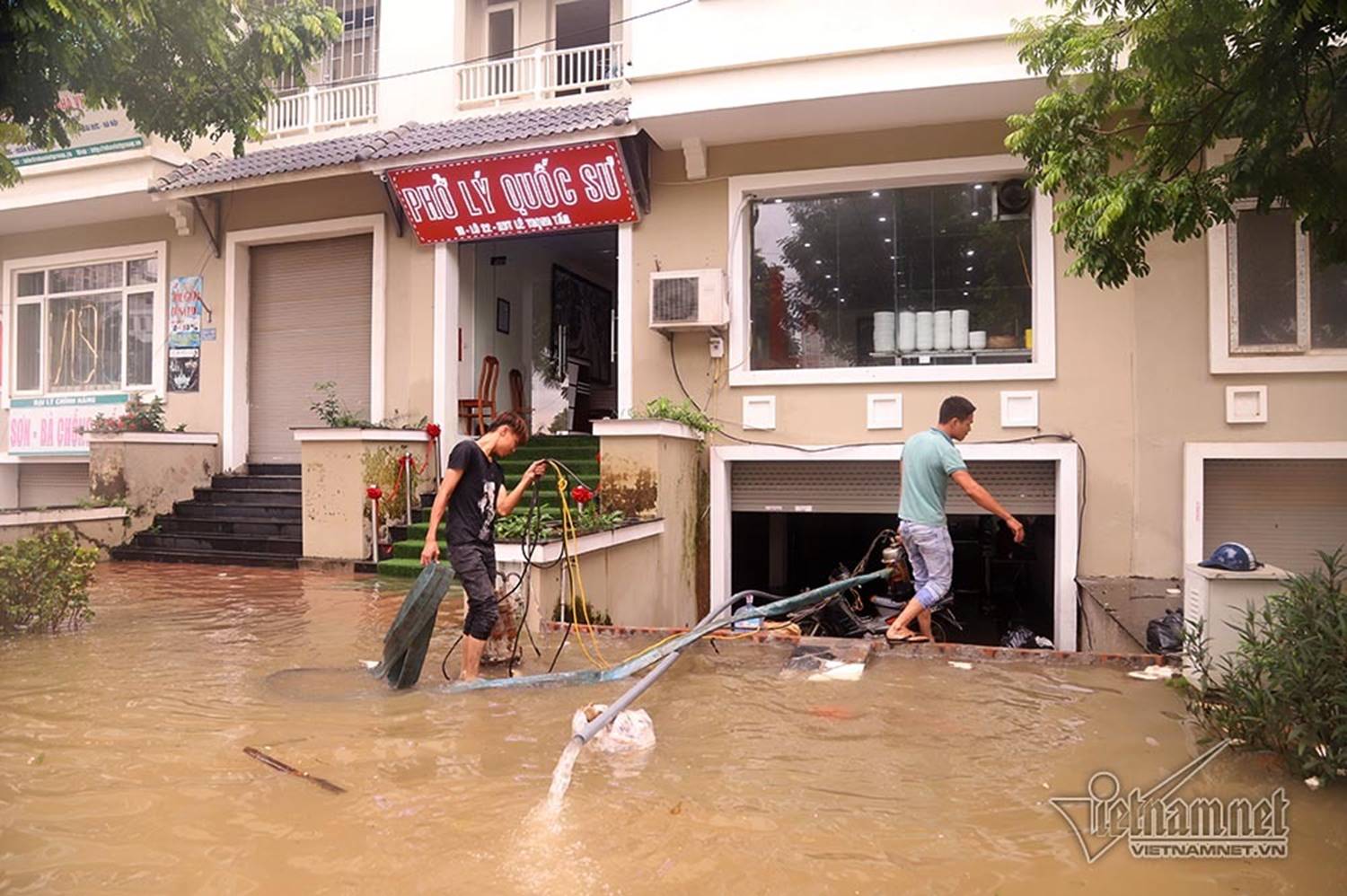 Biển nước bao vây khu biệt thự triệu đô ở Hà Nội-13