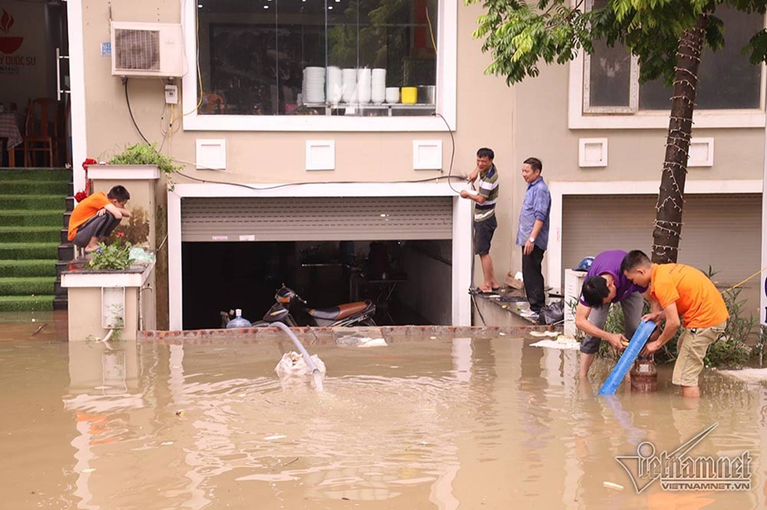 Biển nước bao vây khu biệt thự triệu đô ở Hà Nội-14