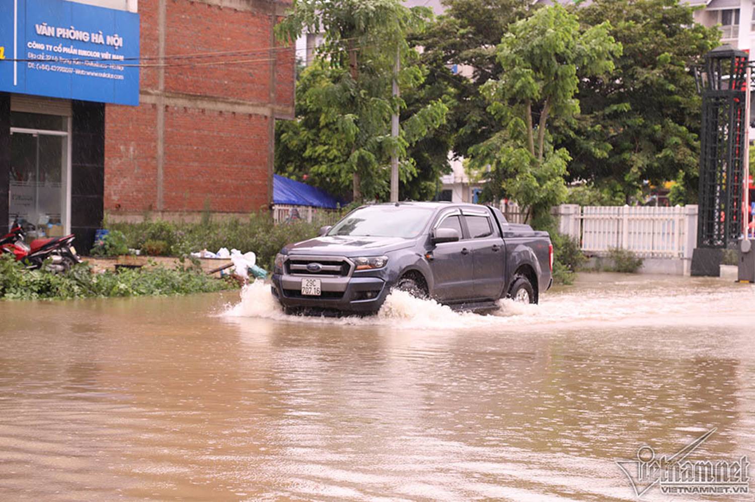 Biển nước bao vây khu biệt thự triệu đô ở Hà Nội-18