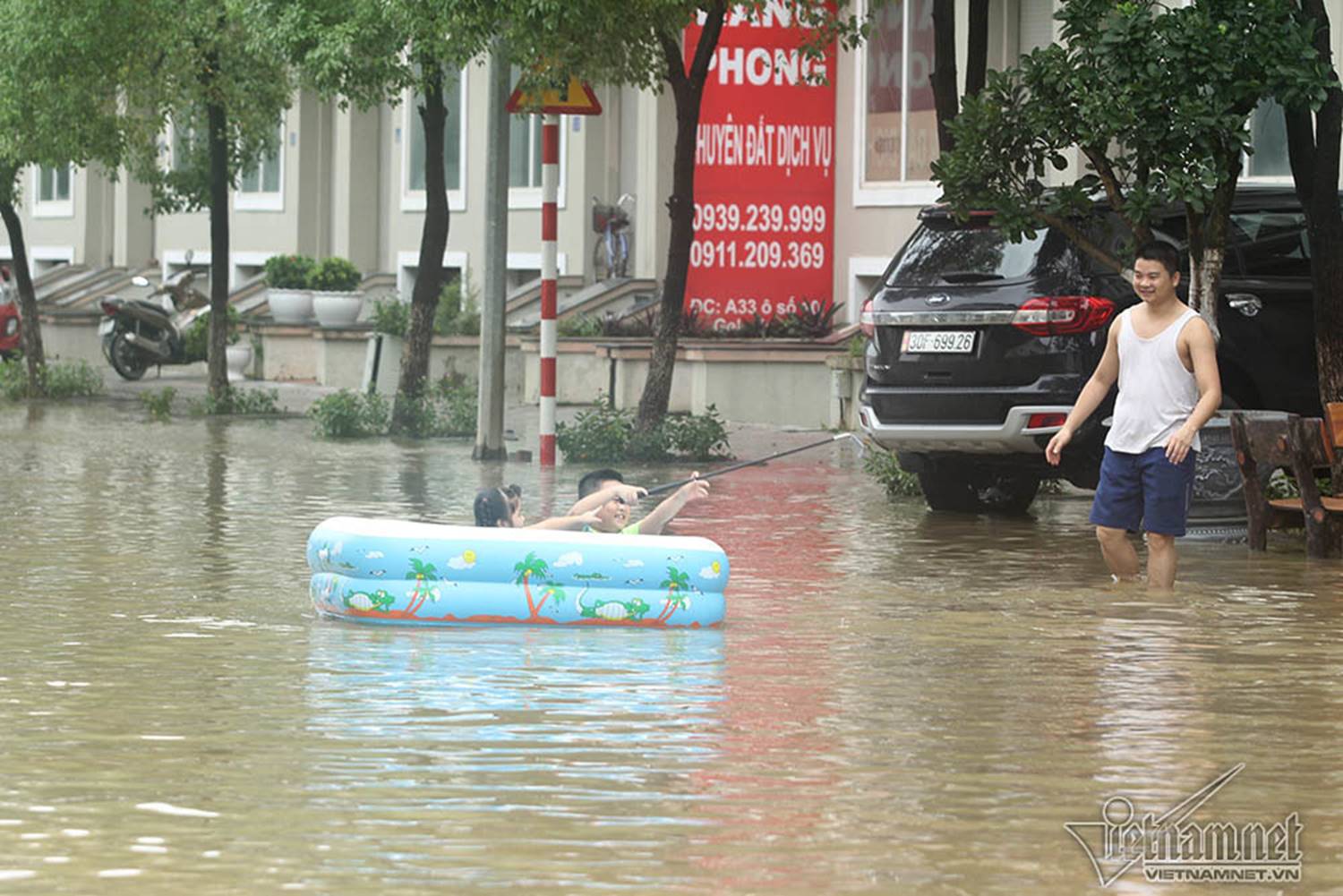 Biển nước bao vây khu biệt thự triệu đô ở Hà Nội-19