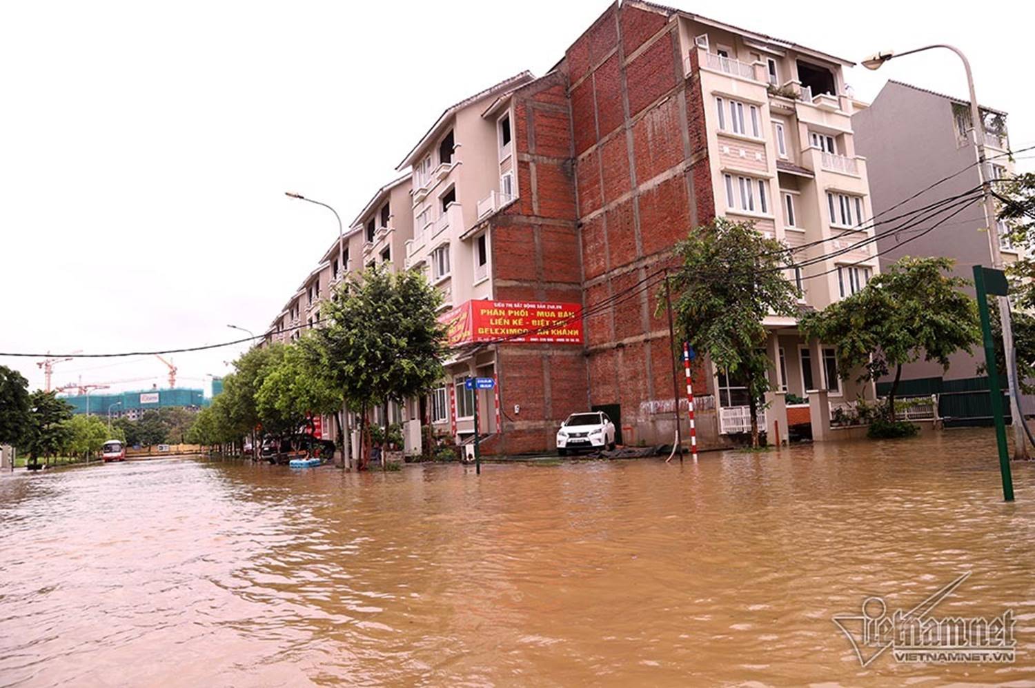 Biển nước bao vây khu biệt thự triệu đô ở Hà Nội-22