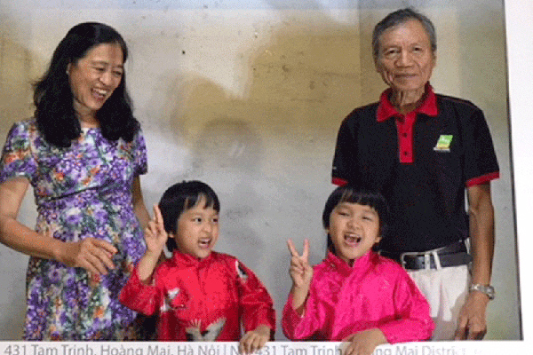 Chồng U70, vợ U60 ở Hà Nội sinh đôi con gái khoẻ mạnh-1