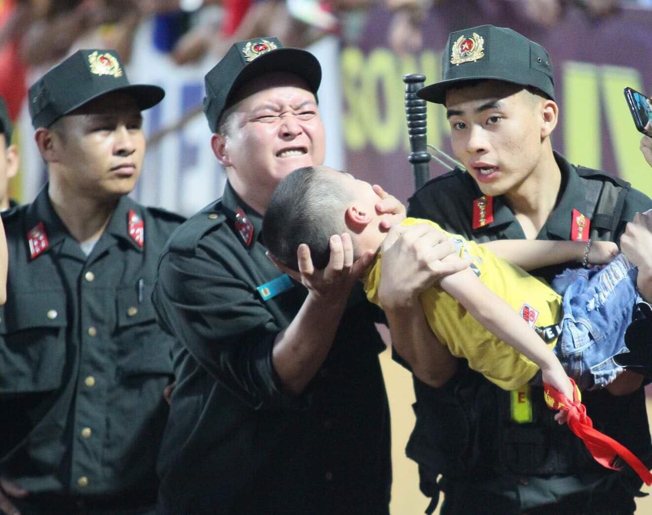 Bé trai bị co giật khi ngồi trên khán đài xem đá bóng, may mắn được đưa đi cấp cứu kịp thời-2