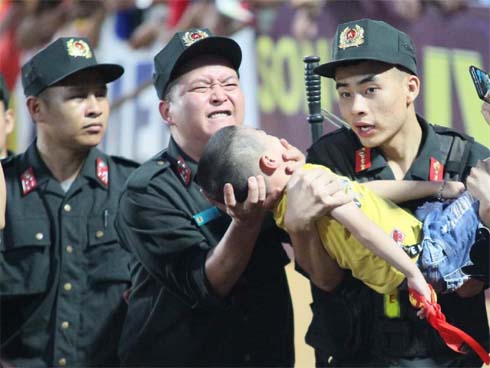 Danh tính Đại úy CSCĐ tỉnh Nam Định dùng tay chèn miệng bé trai trên sân vận động-2