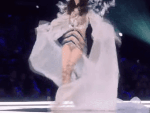 Thiên thần 'vồ ếch' và loạt tai nạn khó quên ở show Victoria's Secret
