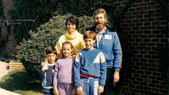 Câu chuyện về ‘Ghost boy’ - cậu bé ma mắc kẹt trong chính cơ thể mình suốt 12 năm trời cùng hành trình miệt mài tìm lại sự sống-1