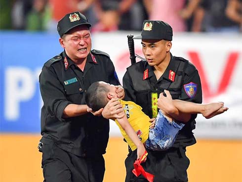 Trước hai chiến sĩ CSCĐ, đây mới là người đầu tiên phát hiện và giữ lại tính mạng cho bé trai bị co giật trên sân Thiên Trường-8