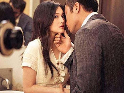 Cô dâu hết hồn khi đêm tân hôn nhìn thấy người yêu cũ ngồi giữa giường cười ám ảnh, sự thật mới éo le làm sao