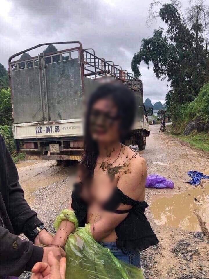 Xôn xao hình ảnh cô gái trẻ bị đánh ghen, lột quần áo và ném chất thải khắp người ngay giữa đường-2