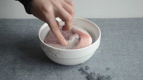 Ngâm nước trực tiếp để rã đông làm thịt nhạt, làm theo cách này thịt luôn tươi ngon-1