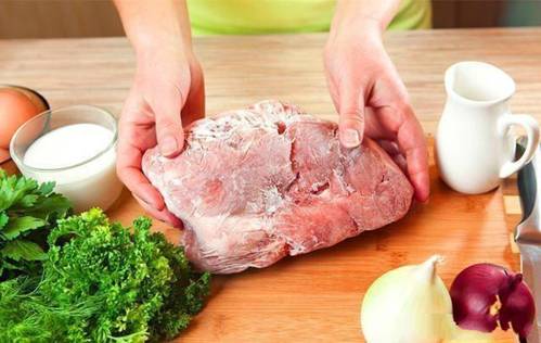 Ngâm nước trực tiếp để rã đông làm thịt nhạt, làm theo cách này thịt luôn tươi ngon-3