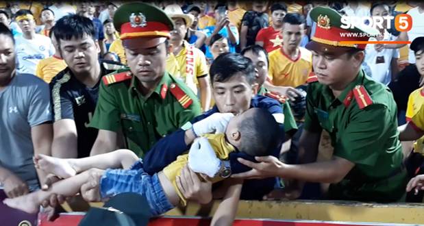 Trước hai chiến sĩ CSCĐ, đây mới là người đầu tiên phát hiện và giữ lại tính mạng cho bé trai bị co giật trên sân Thiên Trường-1