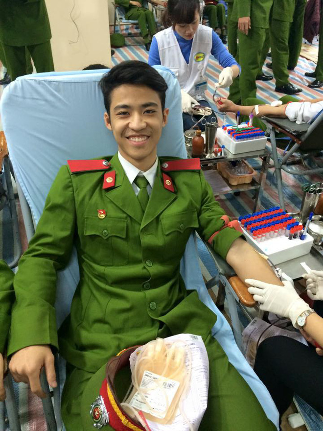 Trước hai chiến sĩ CSCĐ, đây mới là người đầu tiên phát hiện và giữ lại tính mạng cho bé trai bị co giật trên sân Thiên Trường-5