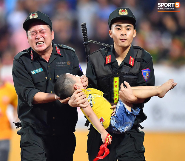 Trước hai chiến sĩ CSCĐ, đây mới là người đầu tiên phát hiện và giữ lại tính mạng cho bé trai bị co giật trên sân Thiên Trường-7