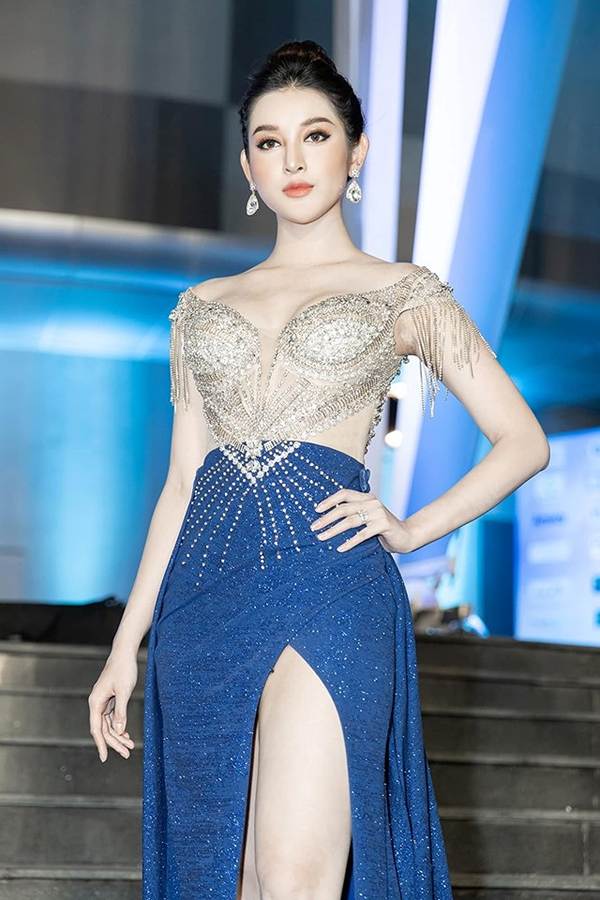 Á hậu Hoàng Thuỳ khoe body đầy đặn, sexy bỏng mắt với bikini-8