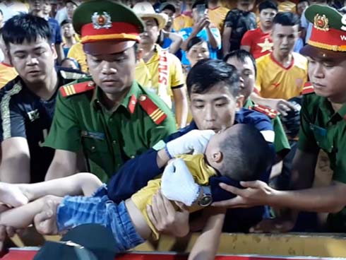 Tâm sự của chiến sỹ CSCĐ chịu đau, cứu bé trai ngất xỉu trên sân Thiên Trường: Đó là việc làm bình thường, không có gì đặc biệt-5