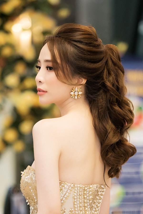 Quỳnh Nga khoe vòng 1 gợi cảm, chia sẻ về nỗi đau sau ly hôn-4